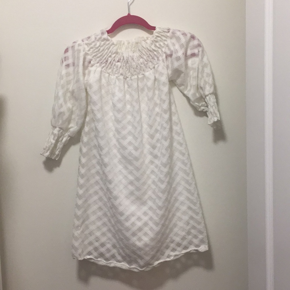 White checkered pattern top with nice sleeves